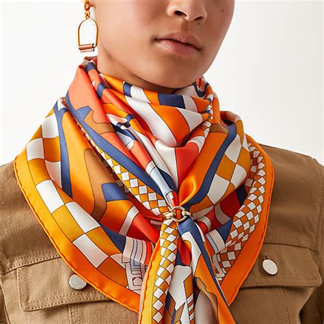 how to wear hermes 45 scarf.